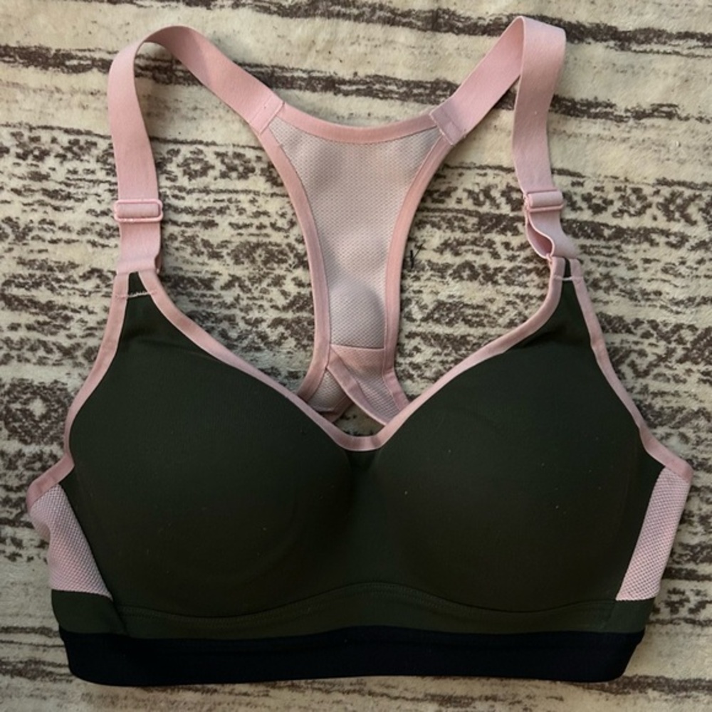 Victoria’s Secret sports bra size 32C, great condition!